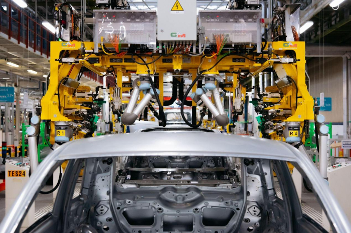 活躍在汽車生產(chǎn)線上的優(yōu)傲協(xié)作機(jī)器人UR10靈活作用大！