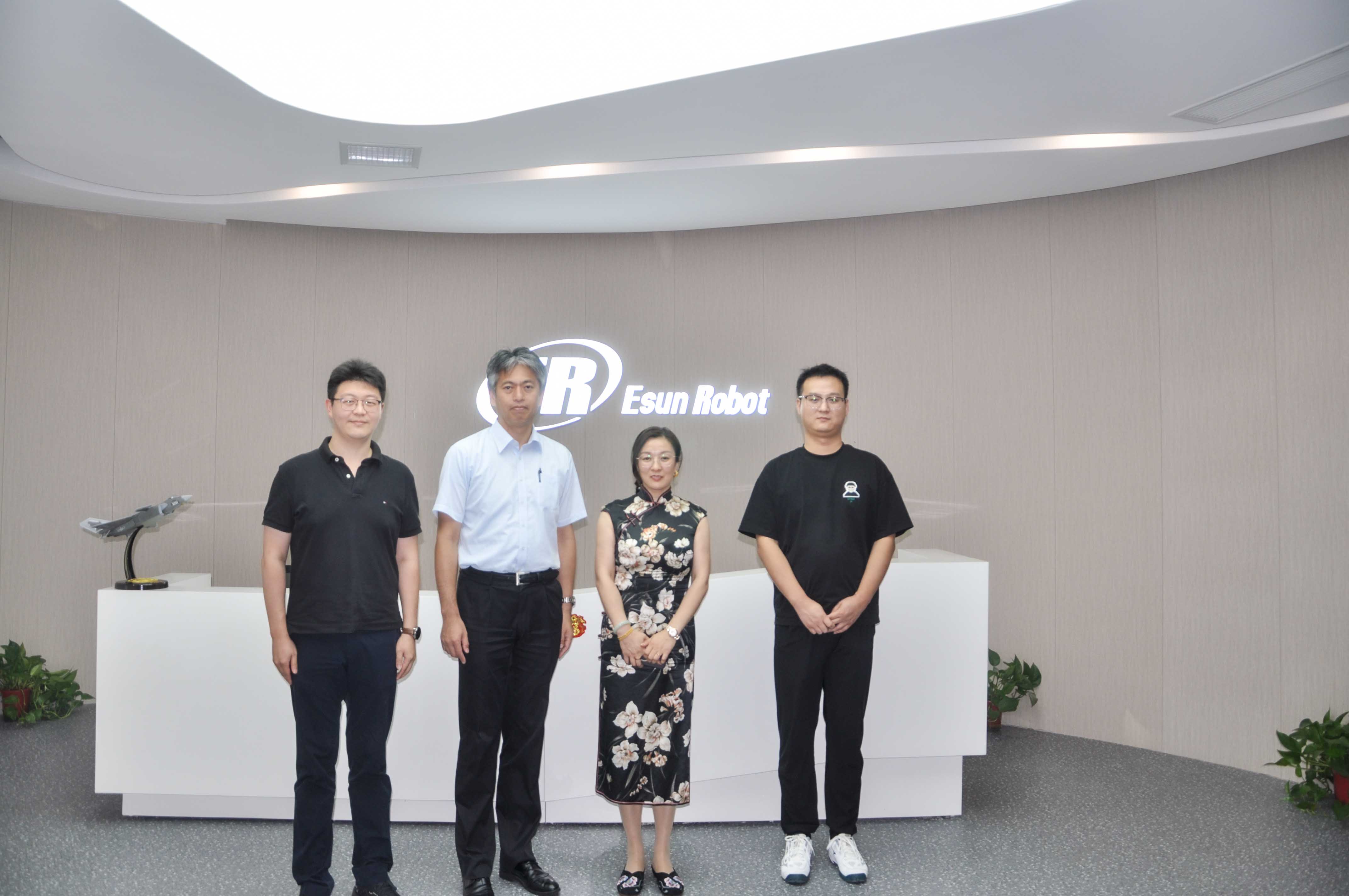熱烈歡迎EPSON巖崎副總經(jīng)理一行蒞臨鎰升機(jī)器人參觀！